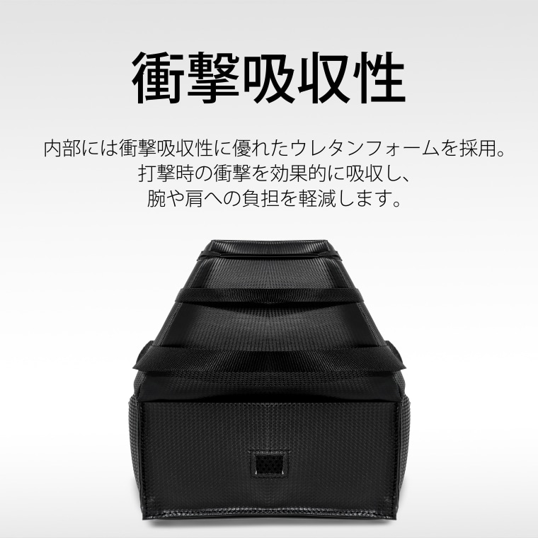衝撃吸収性。内部には衝撃吸収性に優れたウレタンフォームを採用。打撃時の衝撃を効果的に吸収し、腕や肩への負担を軽減します。という説明文。背面から見た、厚みのあるキックミットのクローズアップ。