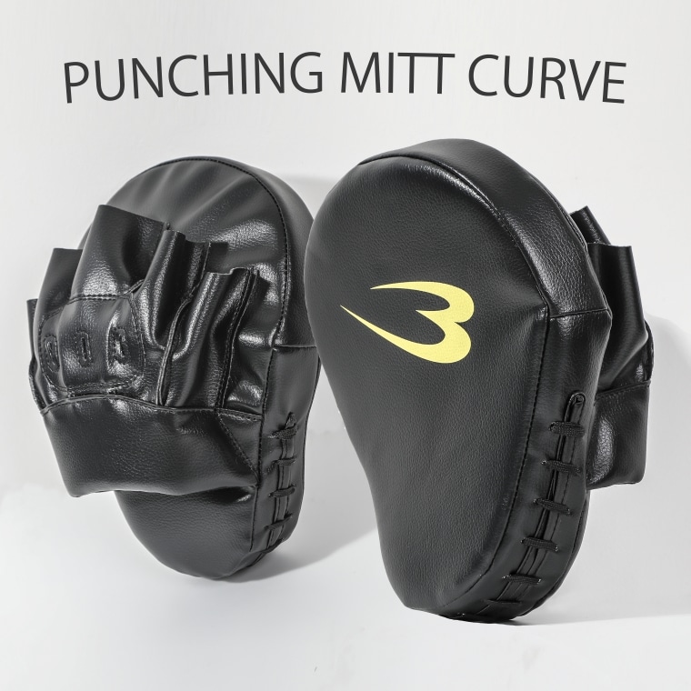 PUNCHING MITT CURVE。ゴールドのブランドロゴが入った打撃面と、指カバー付き装着面が並ぶブラックのパンチングミットカーブ。