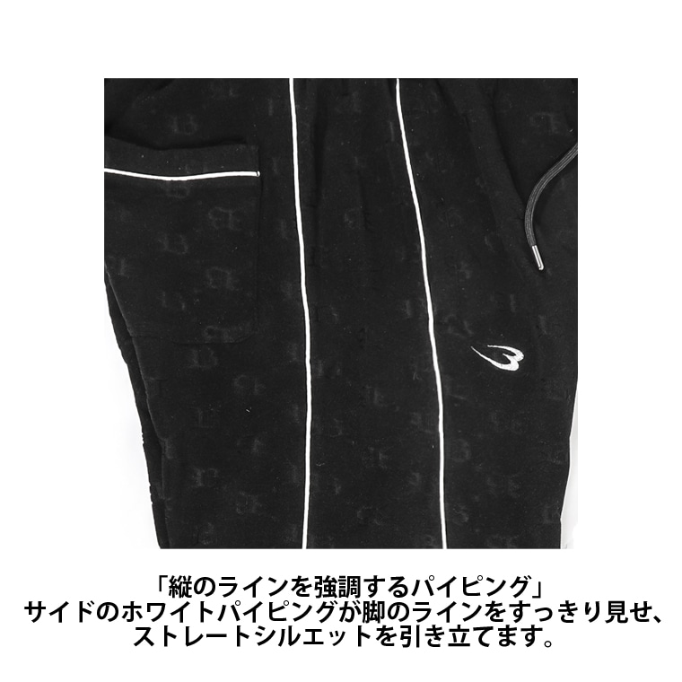 「縦のラインを強調するパイピング」サイドのホワイトパイピングが脚のラインをすっきり見せ、ストレートシルエットを引き立てます。ポケット周りとロゴ刺繍のディテール。